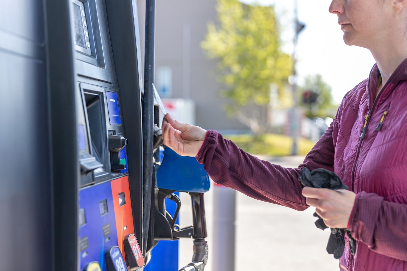 Navigating Fuel Savings: The Best Credit Cards to Use at the Pump